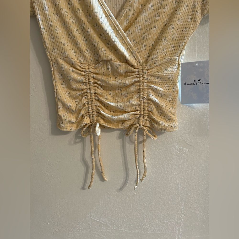 Rebellious dreamer yellow floral surplice top size Small NWT - Picture 4 of 5